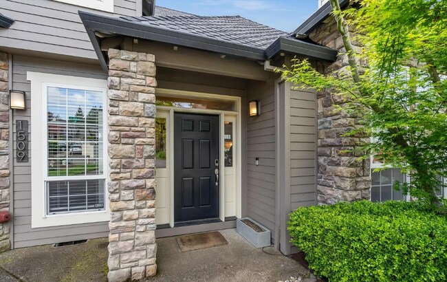 Building Photo - Spacious 4-Bedroom Home with Chef’s Kitche...