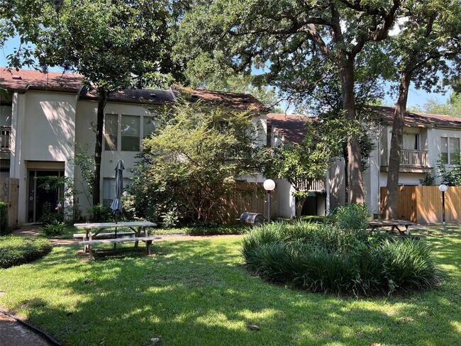 Foto del edificio - 2100 Tanglewilde St