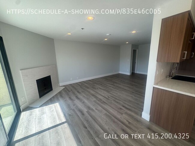 Building Photo - Bright & Modern 2 Bed, 2.5 Bath Condo in O...