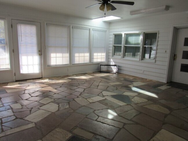 Foto del edificio - $1,100 - 1 Bedroom 1 Bathroom Unfurnished ...