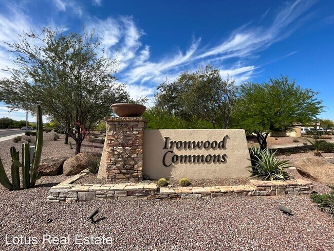 Foto del edificio - 4 br, 2.5 bath House - 1449 E DOUGLAS ST