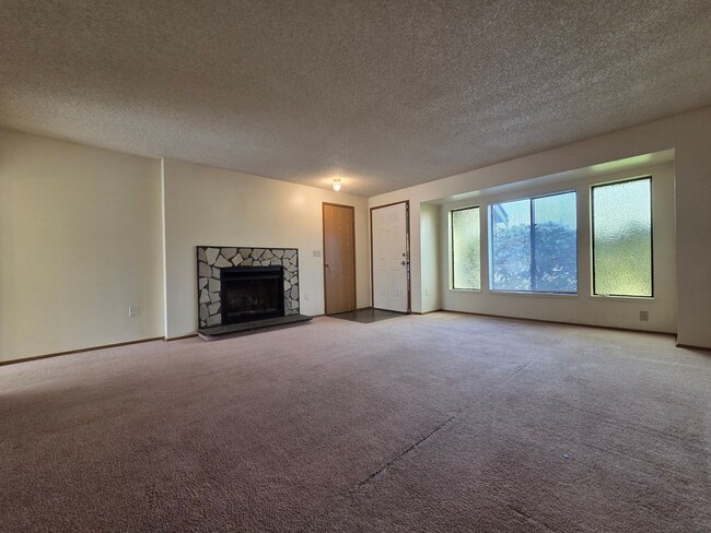 Building Photo - Spacious home with fully fenced yard!