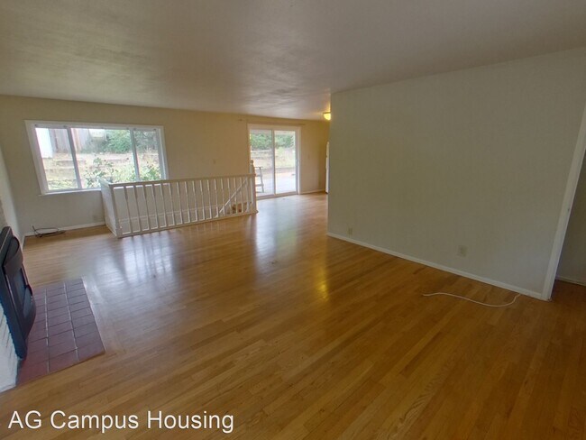 Foto del edificio - 5 br, 3 bath House - 3045 Kincaid St