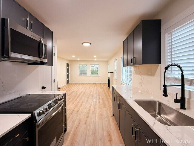 Building Photo - Cozy and Convenient 2bed/1bath house in th...