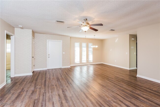 Foto del edificio - 251 Redwood Rd