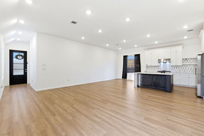 Building Photo - 3057 Pensacola Dr