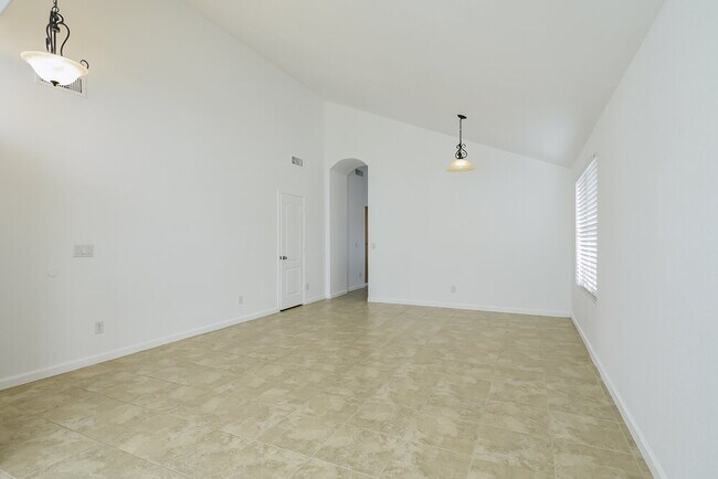 Foto del edificio - 9528 W Clara Ln