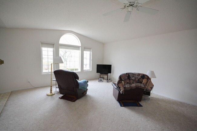 Building Photo - End unit, 1 level living townhome!