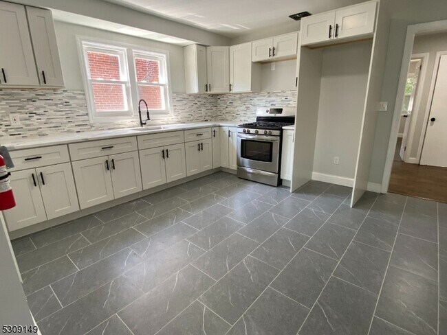 Foto del edificio - 905 Sanford Ave