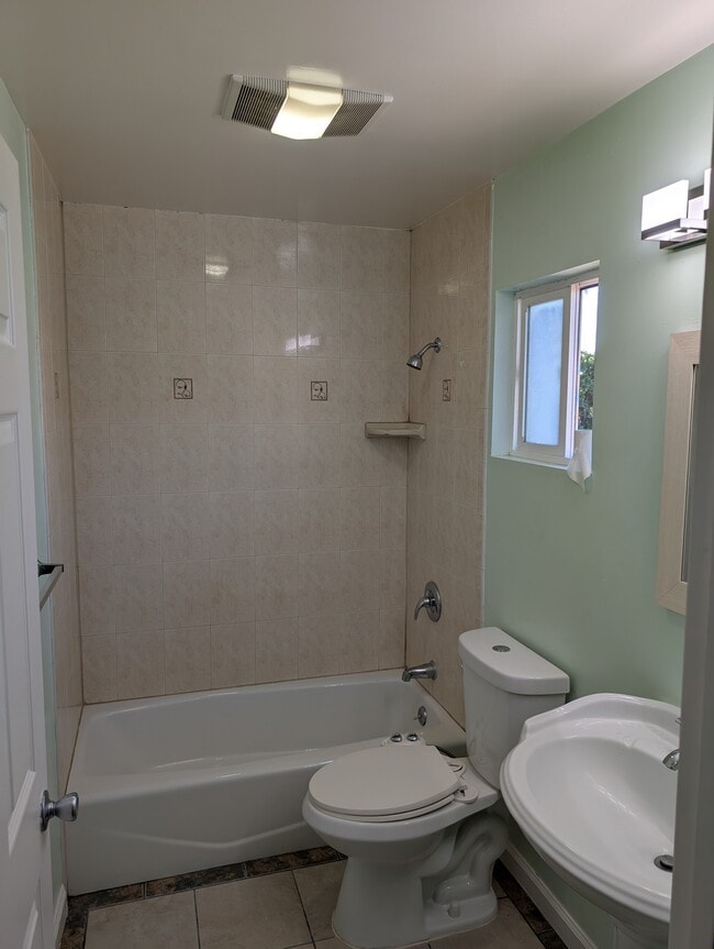 Foto del edificio - 2214 Eckhart Ave