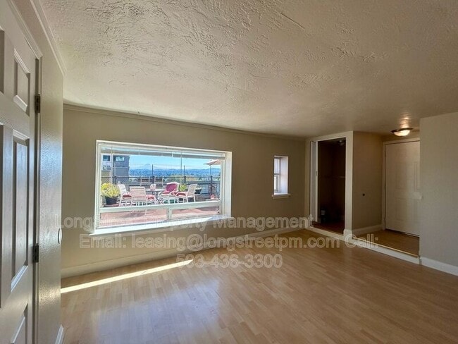 Photo - 772 SW Broadway Dr House