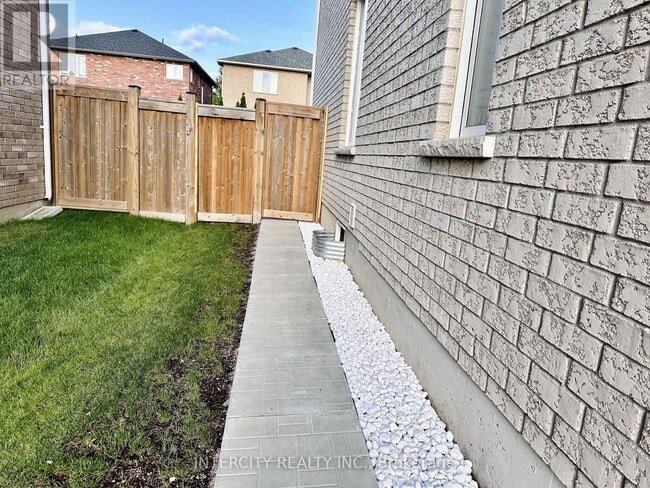 Building Photo - 77 Romanelli Cres