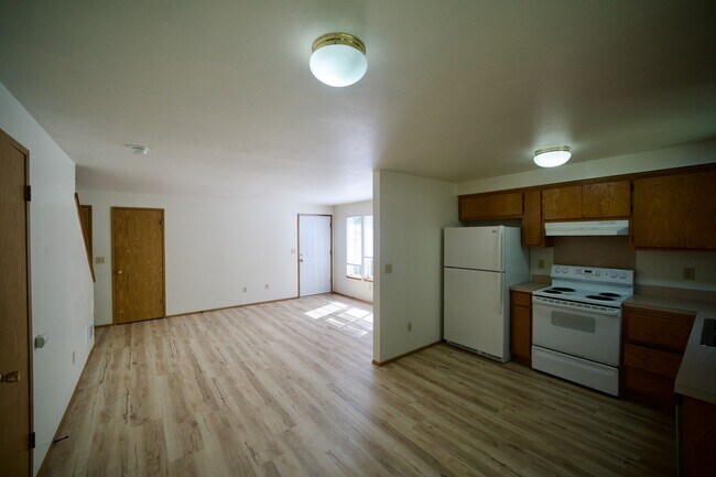 Building Photo - Spacious Townhome with Private Yard Near Lake Stevens!