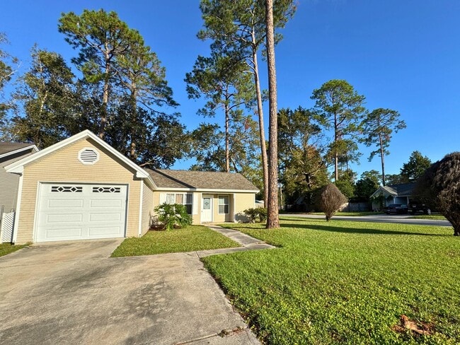 Building Photo - 3/2  fenced in yard!
