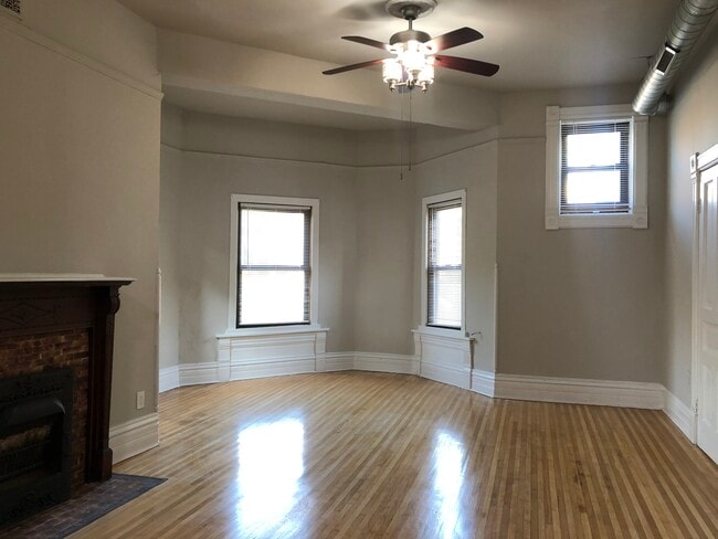 Building Photo - 858 N Wood St