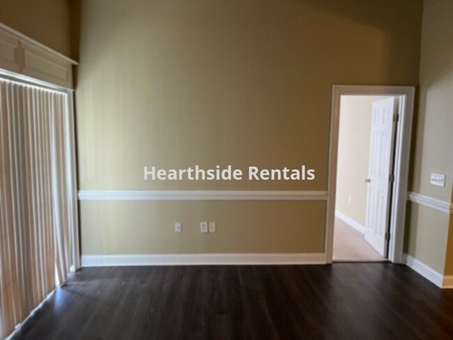 Foto del edificio - **4 Bedroom 3 Bath Duplex with Bonus Room ...
