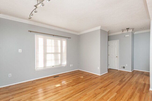 Foto del edificio - Beautiful Town Home In Greenspring For Rent