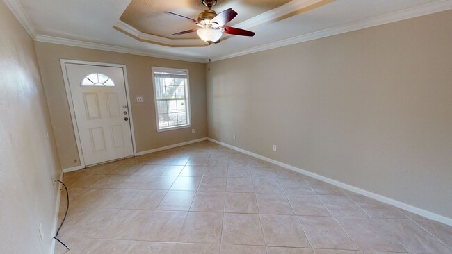 Building Photo - 2/1 Duplex Available For Prelease!