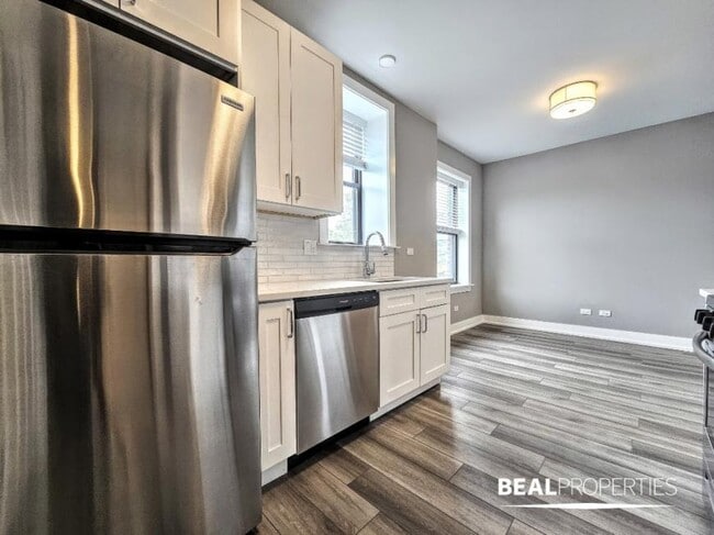 Building Photo - 2 bedroom in CHICAGO IL 60613