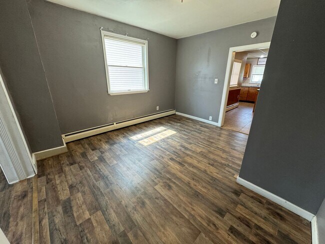 Building Photo - THREE BEDROOM/ONE BATH TWIN