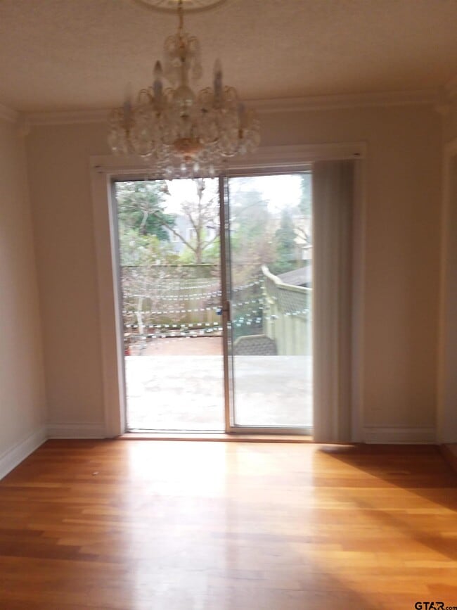 Building Photo - 608 W 3rd St