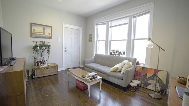 Foto del edificio - 2237 N Hamlin Ave