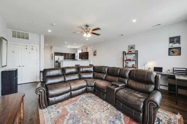 Photo - 504 S Oakley Blvd (Chicago, IL) Apartment