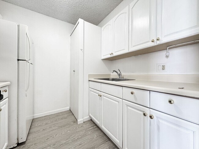 Building Photo - Pet Friendly, Furnished Waikiki Condo with Central A/C