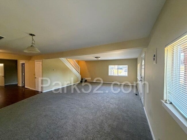 Building Photo - 4 Bedroom 2 Bathroom Single Family Northeast Tacoma Home