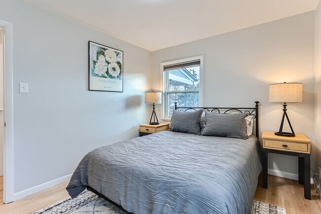 Foto del edificio - Chic 2 BDR Haven with Private Backyard