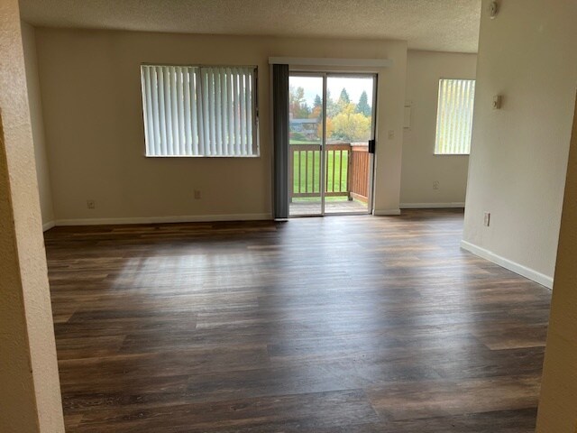 Foto principal - 2125 NE Kane Dr