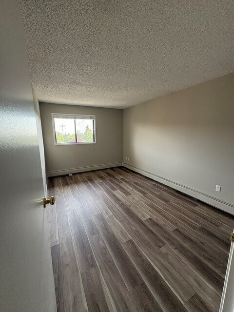 Photo du bâtiment - 2 Bed 1 Bath Unit in Calgary, AB