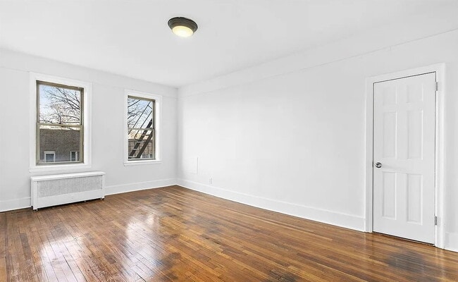 Building Photo - The bright and well proportioned living ro...