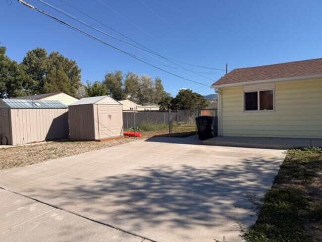 Building Photo - 2635 Desmet Dr