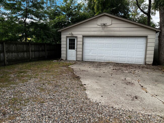 Building Photo - 3 Bed/1.5 Bath House For Rent with 2 Car Garage!