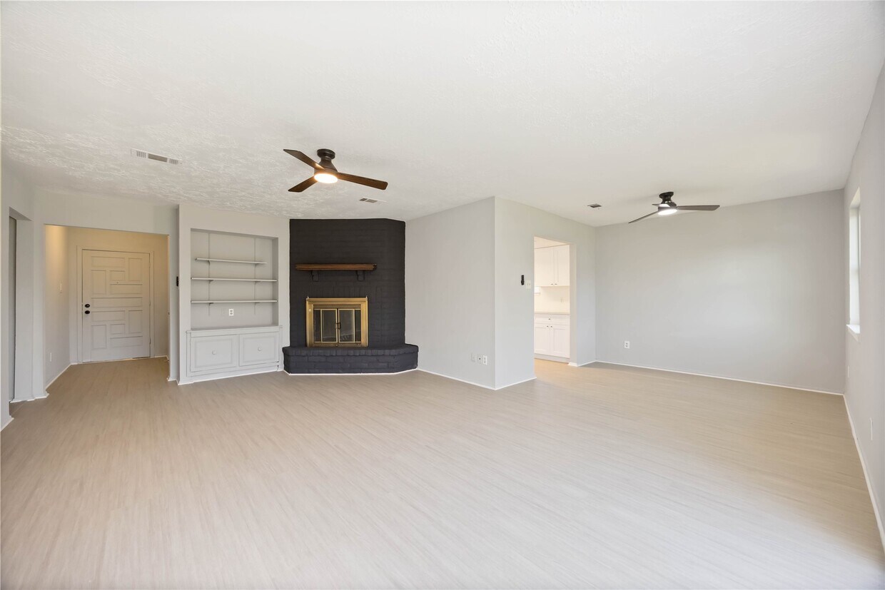 Building Photo - 2302 Green Knoll Dr