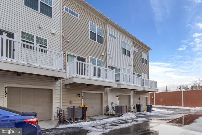 Building Photo - 7105 Rowlock Aly