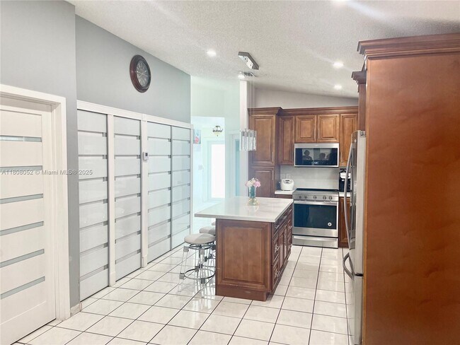 Building Photo - 2527 W 71st Pl