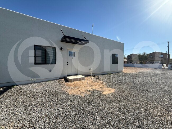 Foto del edificio - 3619 E Felix Blvd