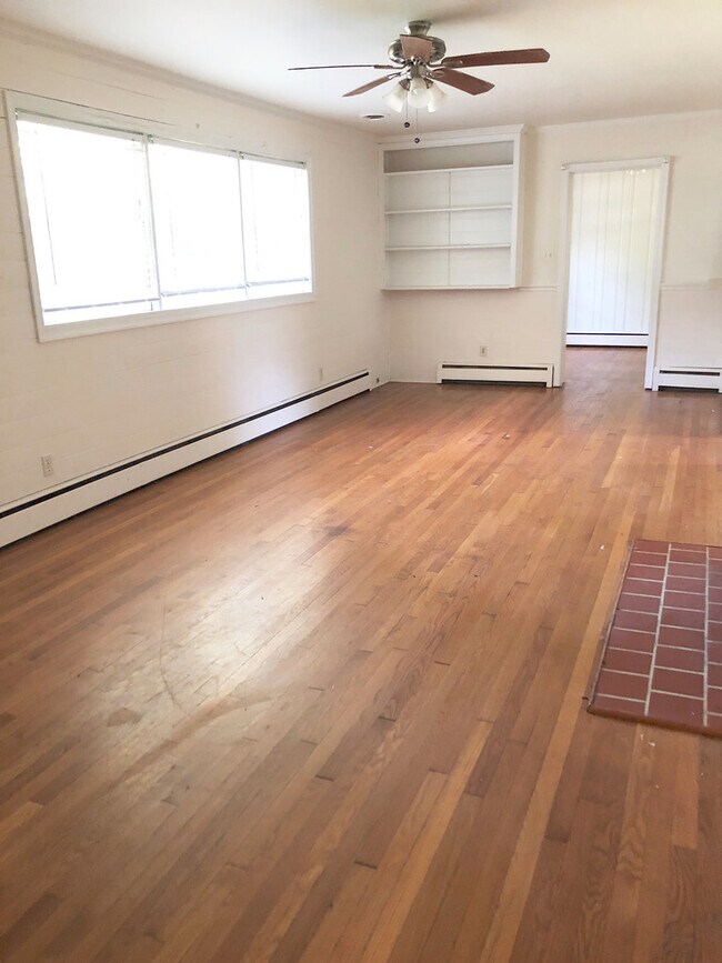 Building Photo - Charming Ranch in the West End
