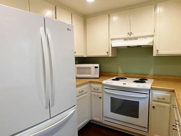 Foto del edificio - Escondido 3 Br Gated LOVELY Townhome 2 patios,2prkg spots $3490