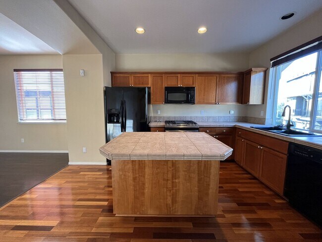 Foto del edificio - Thoughtfully Designed Three-Bedroom Home on a Corner Lot with Private Lower-Level Bedroom and Ens...