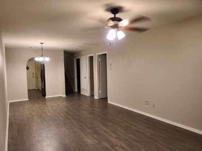 Foto del edificio - Great 2 Story Duplex