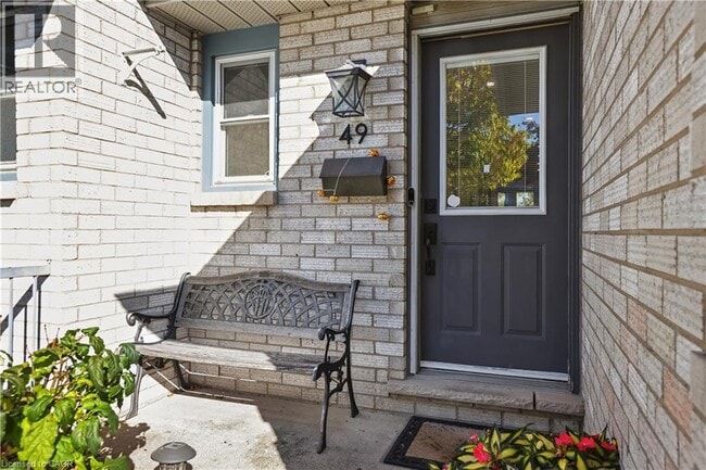 Building Photo - 2 Royalwood Ct