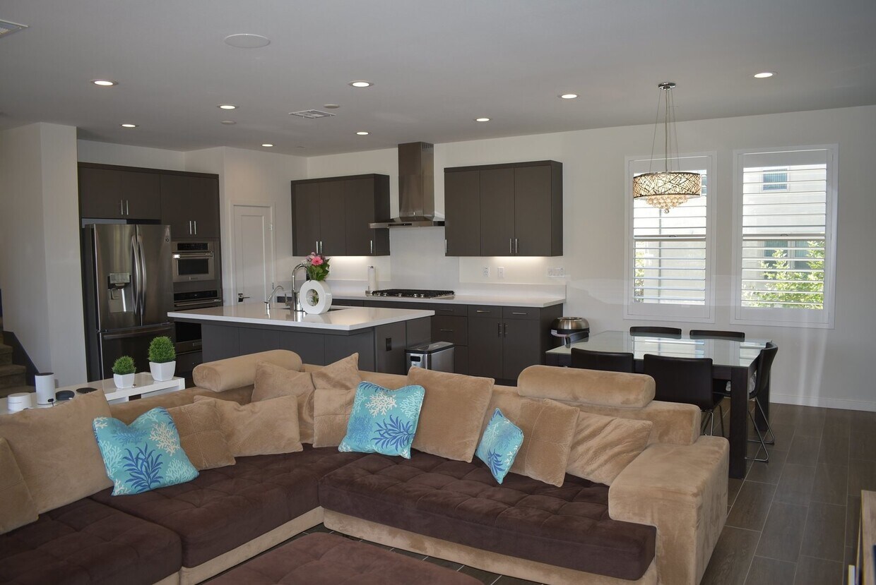 Foto principal - 3 Story 4 Bedroom 3.5 Bath Home in Del Sur...