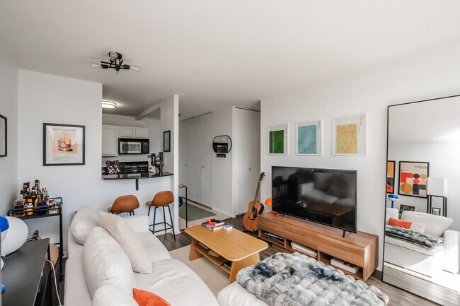 Foto del edificio - 1360 N Sandburg Terrace