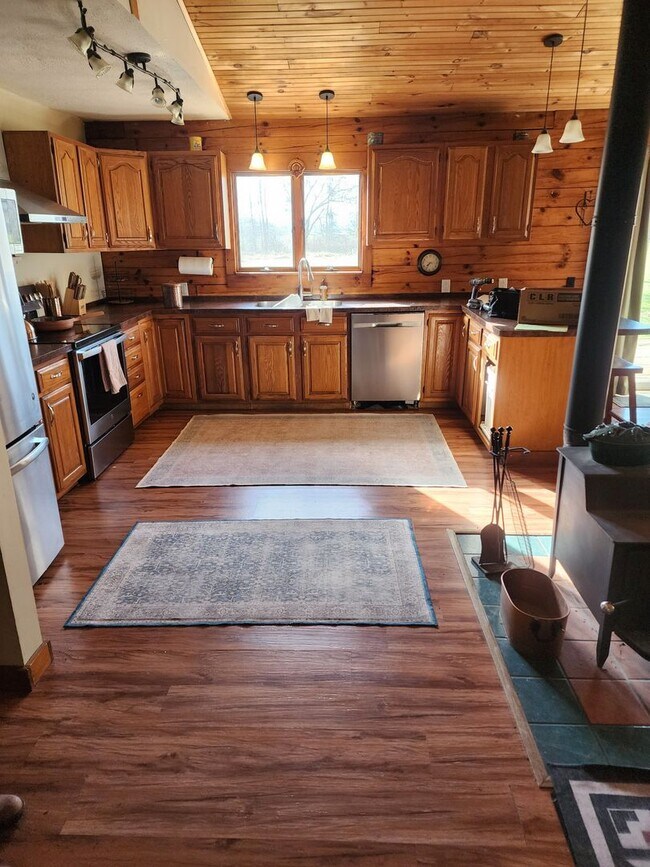 Building Photo - 8894 Hills Rd 3 Bedroom 1 Bath Single Fami...