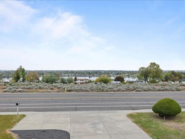 Building Photo - 3603 W Canal Dr