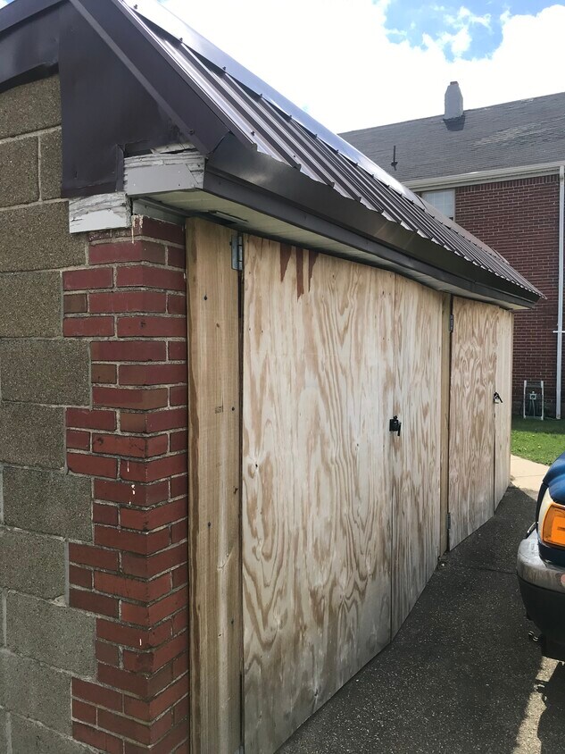 Storage garage - 1224 W 8th St