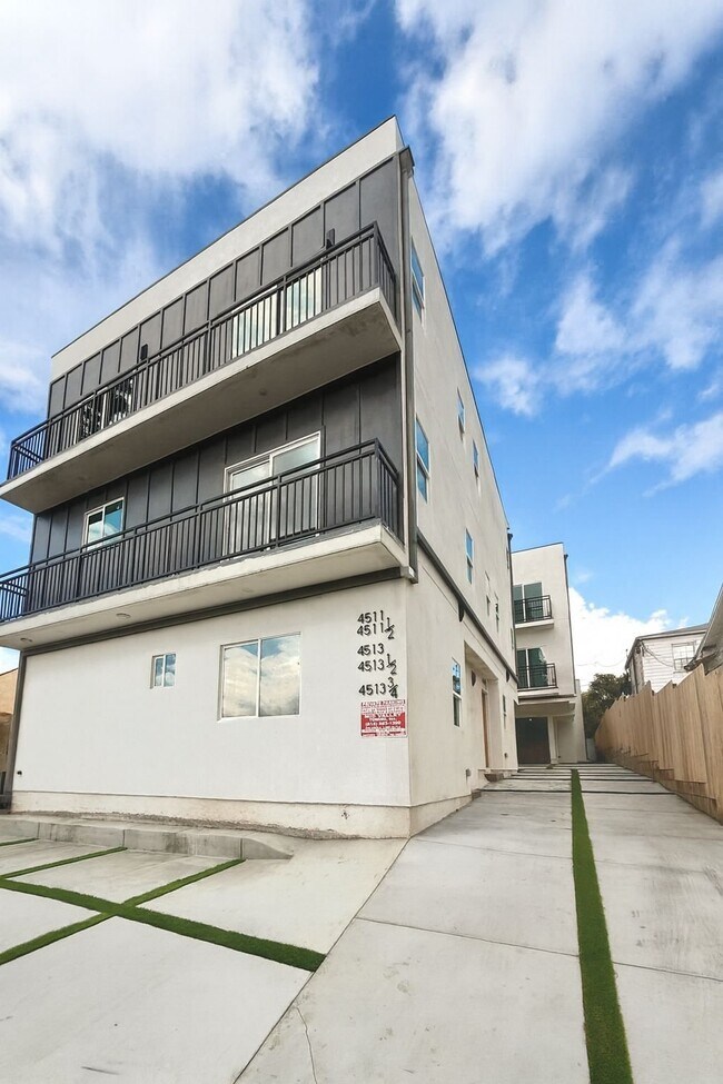 Foto del edificio - 4511 Rosewood Ave